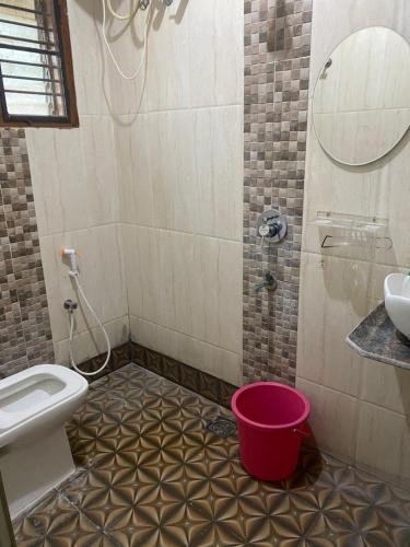 班加罗尔Ghar-fully furnished house with 2 Bedroom hall and kitchen的一间带卫生间、水槽和水桶的浴室