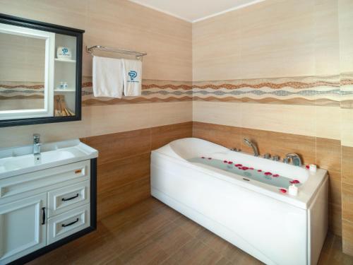 潘郎Phuc Thuan Hotel的浴室配有白色浴缸和水槽