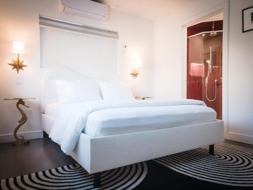 洛杉矶The Redline Venice的白色的卧室设有一张白色大床和淋浴