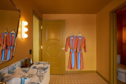 路易斯威尔Hotel Genevieve的浴室门前有两根 ⁇ 