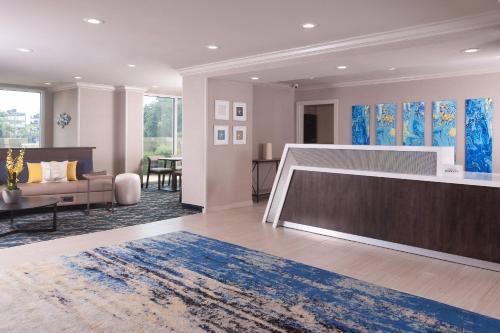 查尔斯顿SpringHill Suites by Marriott Charleston Riverview的客厅配有沙发和桌子