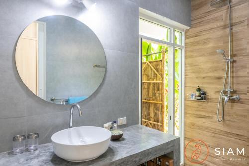 苏梅岛Villa Sumalee 3Br Private Pool的浴室设有白色水槽和镜子