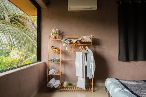 瓦加托Mossy - Aesthetic 2BHK Apartment - Vagator, Goa By StayMonkey的浴室设有毛巾和鞋子的架子