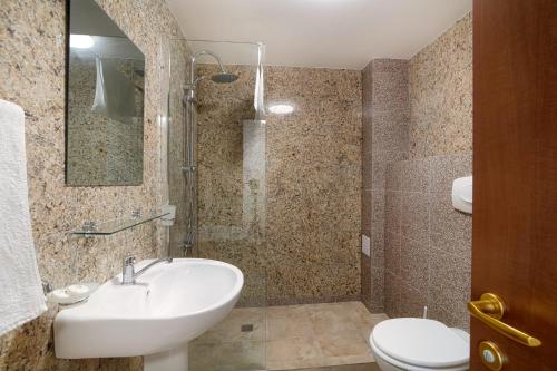 Băltenii de SusAmore Resort的一间带水槽和卫生间的浴室