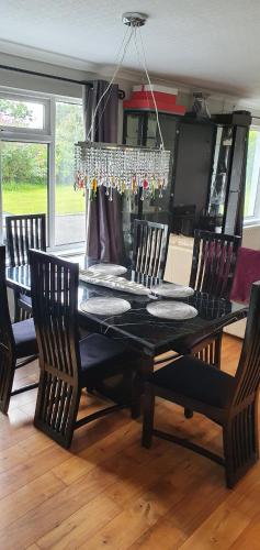 斯莱戈Rosemount的黑色餐桌,配有椅子和吊灯