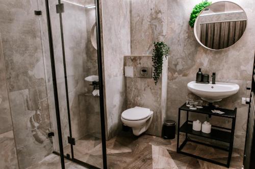 尼赖吉哈佐Park Hotel Sóstó的带淋浴、卫生间和盥洗盆的浴室