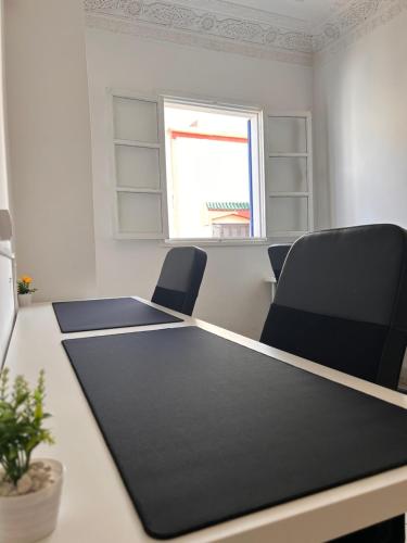索维拉WELKAM Home & Coworking的一间会议室,配有一张桌子和两把椅子