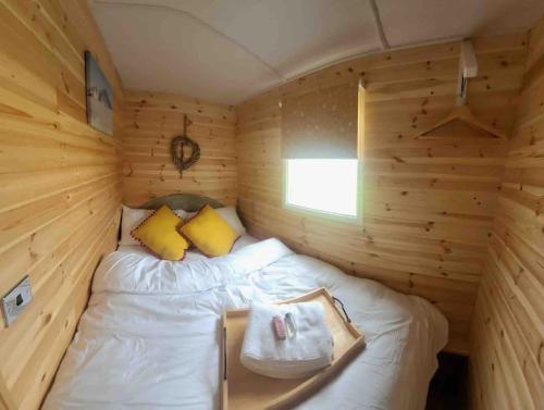 莫珀斯Runaway Northumberland的小木屋内的一个床位