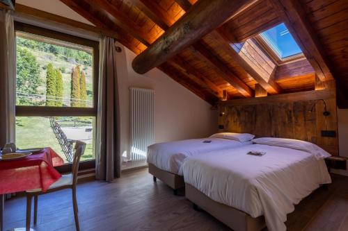 圣皮埃尔Eco Dimora Baltea - Affittacamere al Verde villaggio di Rumiod的一间卧室设有一张床和一个大窗户