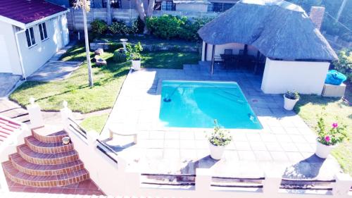 斯科特堡The Donga House - Luxury Home near Scottburgh Beach的后院游泳池的顶部景色