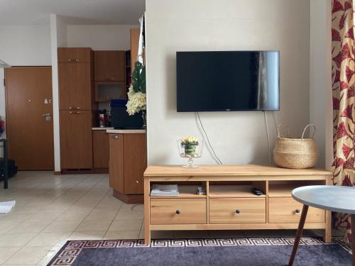 威尼斯Appartement GIUDECCA的客厅设有壁挂式平面电视。