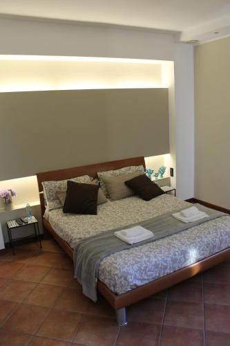 米萨诺阿德里亚蒂科Hebe Home Misano Adriatico的一间卧室,卧室内配有一张大床