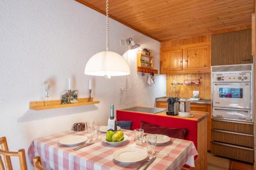 卢加诺Rustico Stock - Happy Rentals的厨房配有一张桌子,上面放着一碗水果