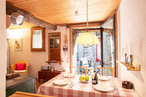 卢加诺Rustico Stock - Happy Rentals的一间带桌子和窗户的用餐室