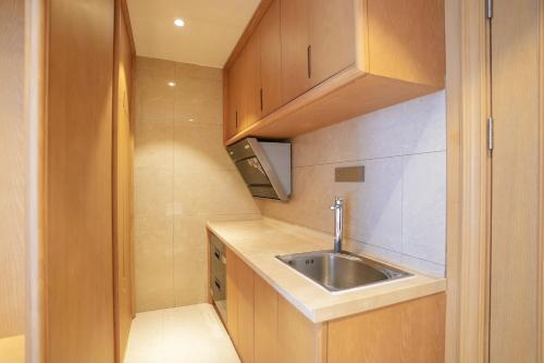 西哈努克SENNA SUNSHINE INTERNATIONAL HOTEL的一个带水槽和水槽的小厨房
