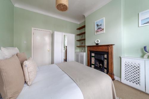 伦敦The Finsbury Park Collection的卧室配有白色的床和壁炉