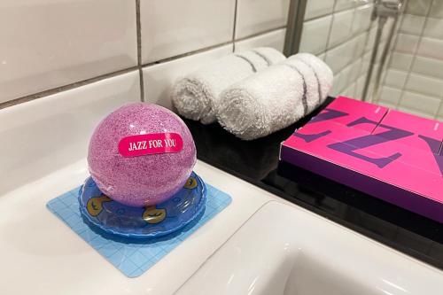 乔治市槟城爵士酒店的粉红色的球坐在浴室水槽顶部