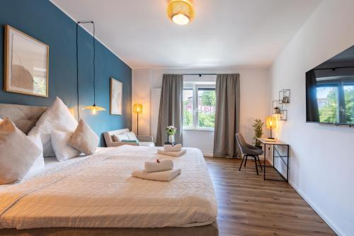 波鸿Super zentral I Frisch renoviert的一间卧室配有一张大床和两条毛巾