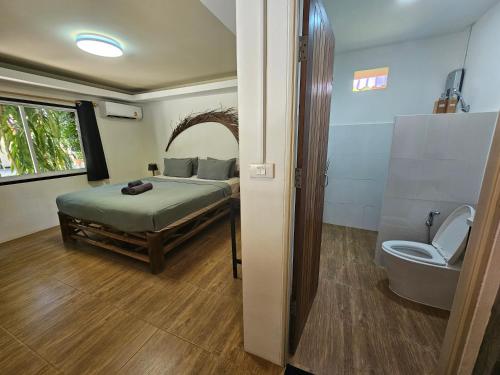 高兰The Mellow Mango的一间卧室设有一张床和一个卫生间。
