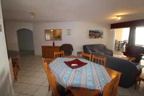 马盖特Rondevoux 29的用餐室以及带桌椅的起居室。
