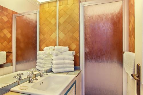 爱德华港Caribbean Estates Holiday Resort的浴室配有盥洗盆、镜子和毛巾