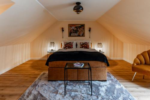 巴德茨维什安Juwel am Meer - Smaragd的阁楼卧室配有1张床和1张沙发