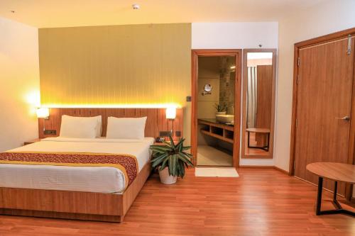 卡尔佩特塔Hotel Sky Sierra Wayanad的一间带大床的卧室和一间浴室