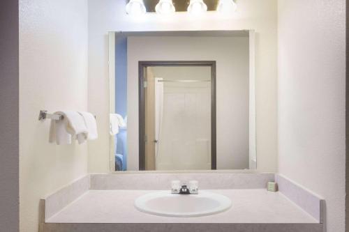 优马尤马速8酒店的一间带水槽和镜子的浴室