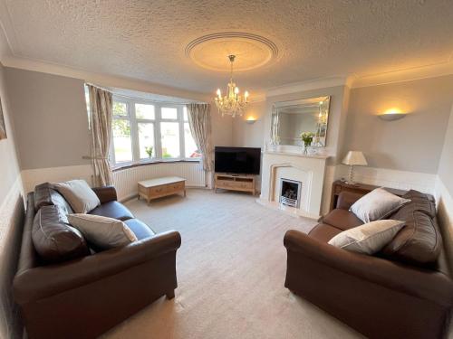 泰恩茅斯Seaview House, Tynemouth - Luxury Family Holiday Home的客厅设有两张沙发和一个壁炉