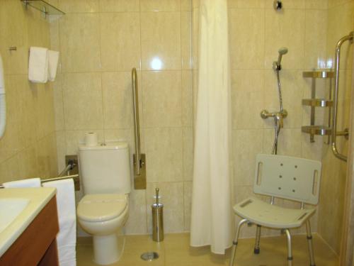 维拉·雷阿尔·德·桑托亚阿波罗酒店的一间带卫生间和淋浴的浴室