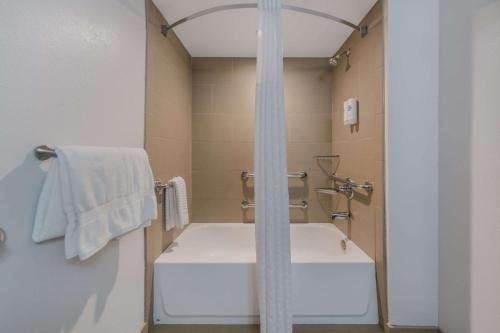 纽波特纽斯Comfort Inn Newport News - Hampton I-64的浴室配有白色浴缸和淋浴。