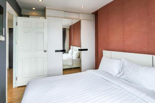 美索O2 Hotel Maesot的卧室配有白色的床和镜子
