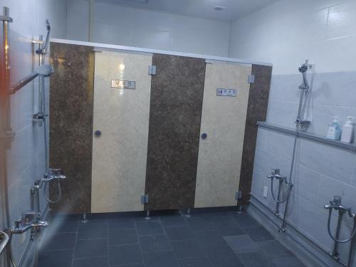清州市T stay pension的一间在房间内有三个摊位的浴室