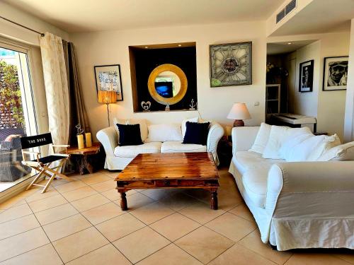 戛纳Villa Les Voiles的客厅配有白色沙发和茶几