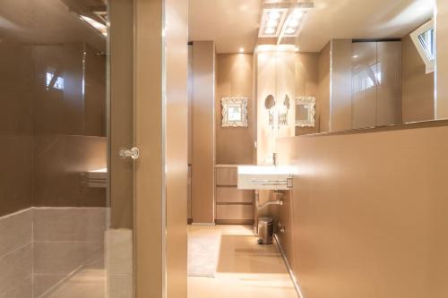 里米尼Comfort Central City Suite的一间带水槽和镜子的浴室