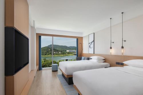 长沙长沙岳麓万枫酒店­­的酒店客房设有两张床和一台平面电视。