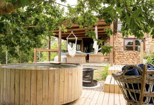 维德尼斯奥克赫斯特农场小屋别墅的一个带热水浴缸和房子的庭院