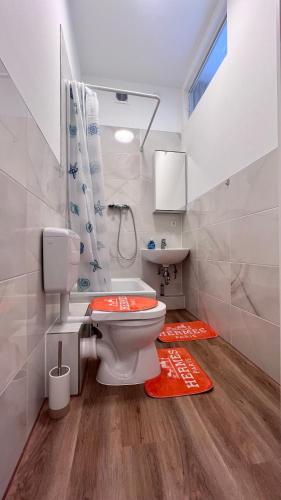 科隆Mini Home Ferienwohnung - Monteurzimmer的白色的浴室设有卫生间和淋浴。