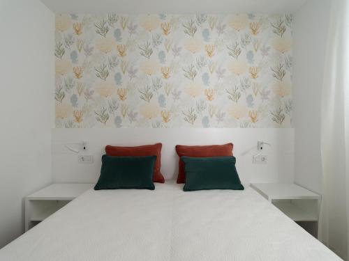 特尔德Poseidon By CanariasGetaway的卧室配有白色的床和2个枕头