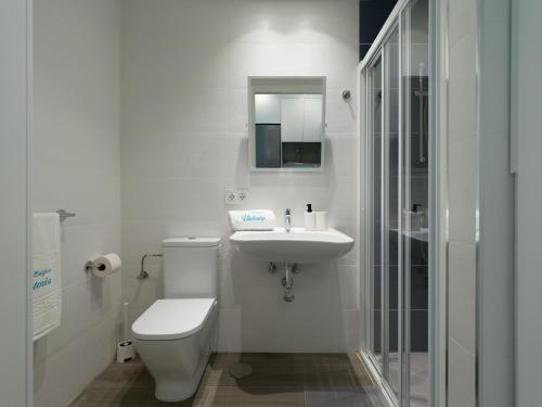 特尔德Poseidon By CanariasGetaway的白色的浴室设有卫生间和水槽。
