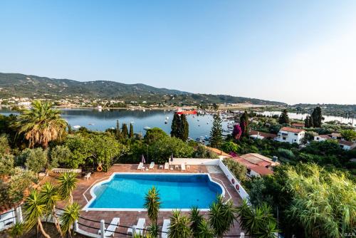 PuntaAnamar Skiathos Hotel的享有湖景的室外游泳池