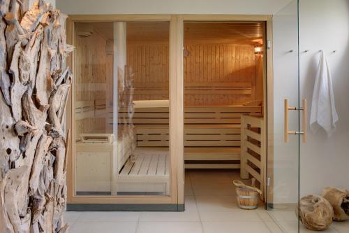 韦塞尔维塞尔迎宾酒店的设有带木墙的浴室内的步入式淋浴间