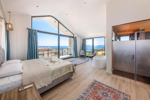 代姆雷Luxury Sea View Villa w Pool By The Sea in Antalya的一间卧室配有一张床,浴室设有浴缸