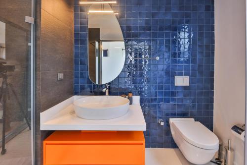 代姆雷Luxury Sea View Villa w Pool By The Sea in Antalya的一间带水槽、卫生间和镜子的浴室