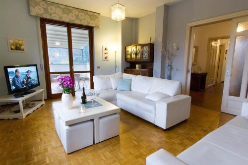  Monvalle Connie's Apartment - Happy Rentals的客厅配有白色沙发和电视