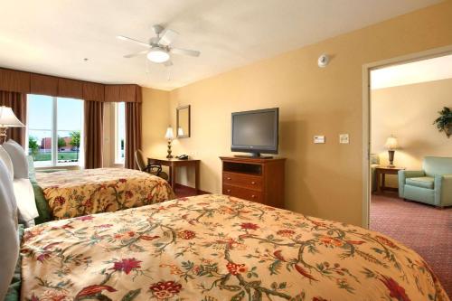 Forsyth希尔顿迪凯特赫姆伍德套房酒店 - 福赛斯的酒店客房设有两张床和一台平面电视。