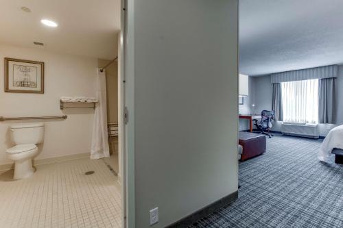 路易斯威尔路易斯维尔机场希尔顿花园酒店的酒店客房设有卫生间和卧室