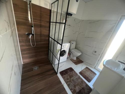 La Mara luxuri apartament的一间带卫生间和淋浴的小浴室