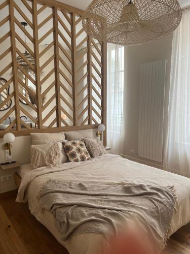 香槟沙隆Le Grenier à Sel的一间卧室配有一张大床和大型木制床头板