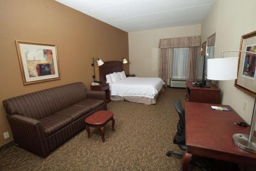 奥尼昂塔奥尼昂塔希尔顿欢朋酒店的酒店客房,配有床和沙发